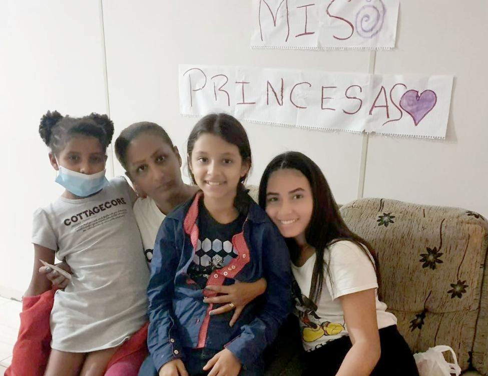 A venezuela Yerica reencontrou as filhas Evelin, Camila e Josemiht com apoio da OIM e a estratégia de interiorização do governo federal.
