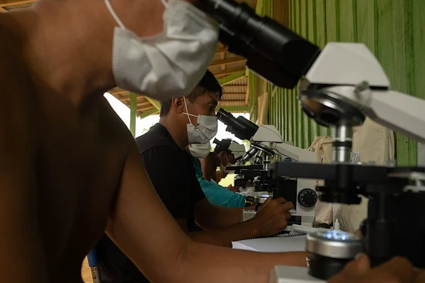 Yanomamis participam de formação sobre diagnóstico de malária realizada pela OIM.
