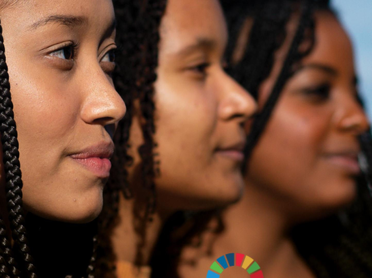 Capa do Relatório Anual das Nações Unidas no Brasil 2022 mostrando três mulheres brasileiras que participaram de um projeto implementado pelo Escritório das Nações Unidas para Serviços de Projetos (UNOPS). 