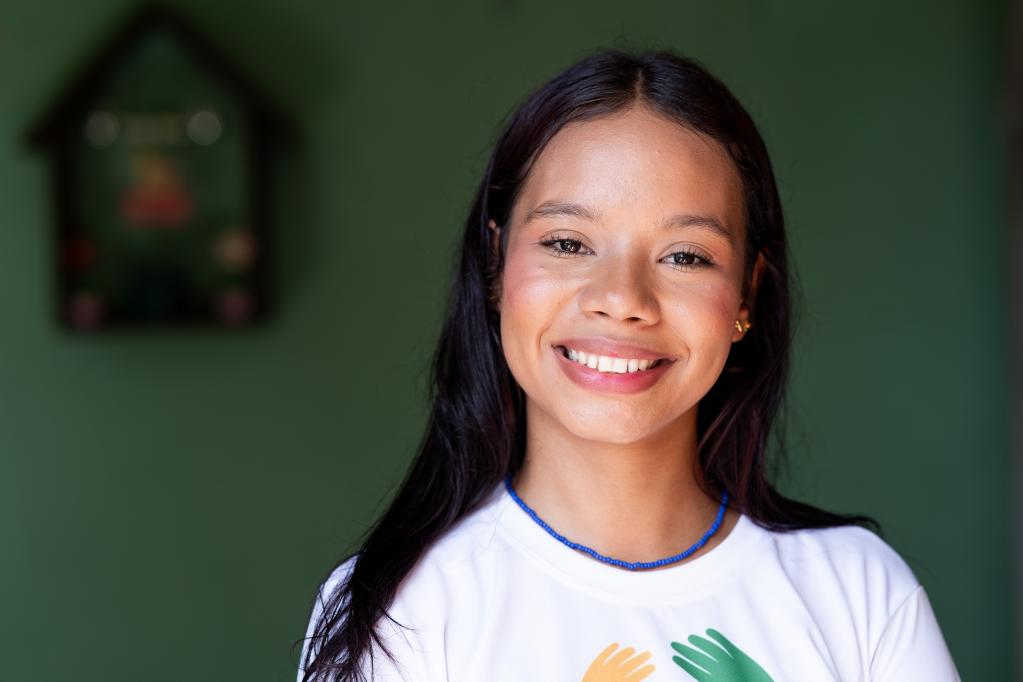 Solange Sampaio, de 20 anos, mora com a mãe e a irmã mais nova em Benevides (PA) No Núcleo de Cidadania de Adolescentes (NUCA), grupo criado por municípios que participam do Selo UNICEF, ela passou a participar de atividades que a ajudaram a conseguir o primeiro emprego. Depois, foi aprovada na Universidade Federal do Pará, no curso de Produção Cênica, e se tornou a primeira pessoa da família a cursar uma universidade pública.