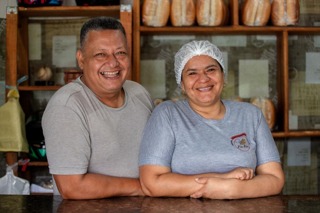 Dora e Rene se dividem entre o balcão para receber os clientes e a cozinha para o preparo de mais uma fornada de pão. A rotina se repete nos últimos cinco anos desde que o casal deixou de carro a Venezuela com filhos