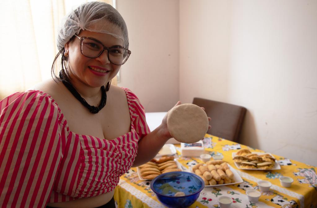 Por meio do microcrédito, a venezuelana Livis tem aumentado a produção de pratos típicos por encomenda e planeja a abertura de uma loja física  ©️ ACNUR/Paola Bello