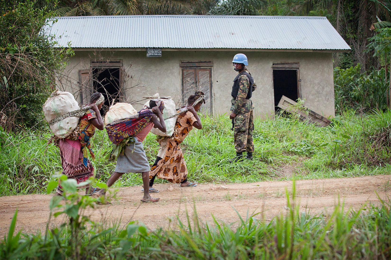 Um membro da MONUSCO monta guarda na região de Beni na República Democrática do Congo. Foto: MONUSCO/Sylvain Liechti