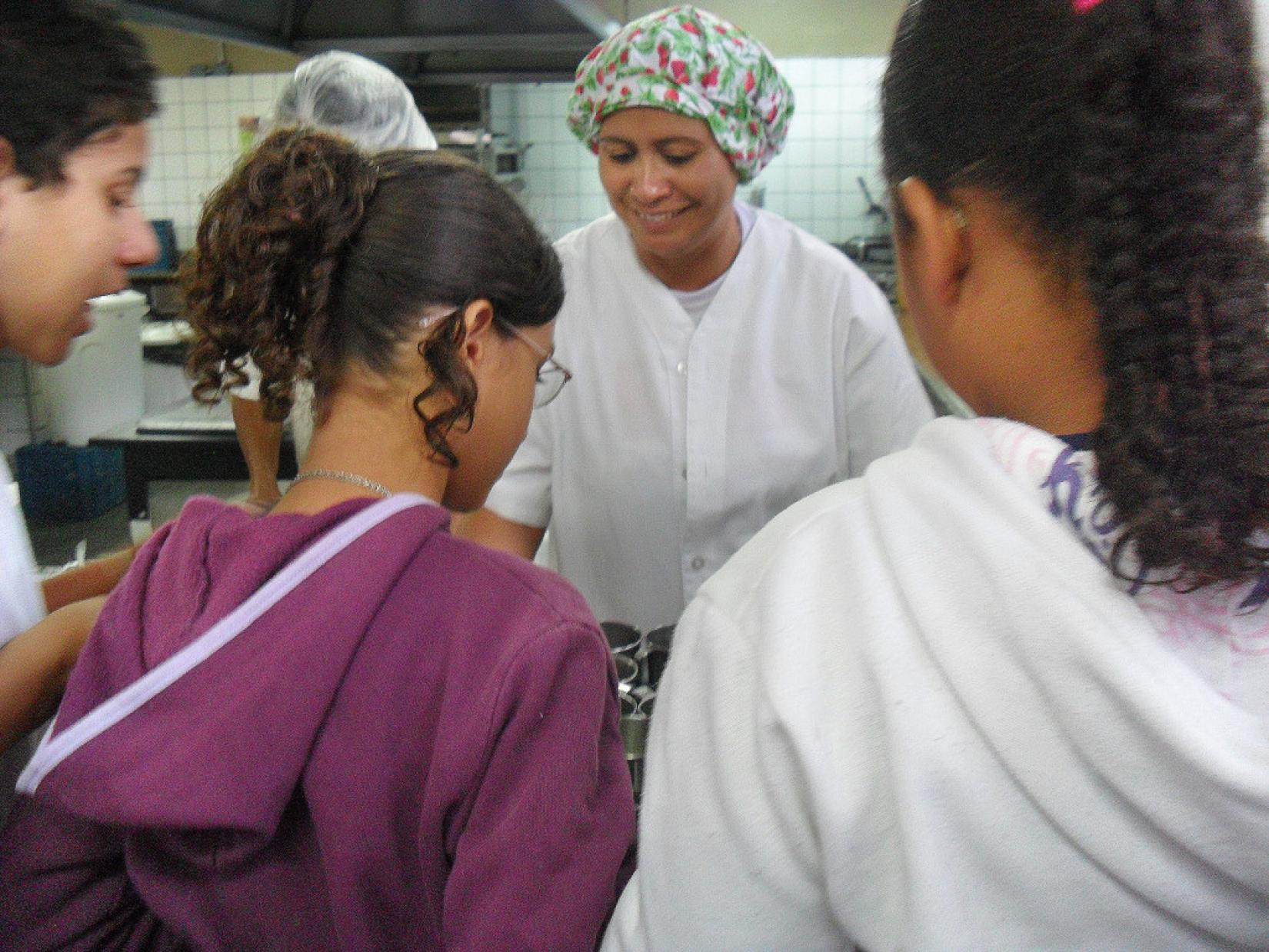 Alunos de escola de Venda Nova, em Belo Horizonte, participam de oficina de educação alimentar. Foto: Flickr/Portal PBH (CC)