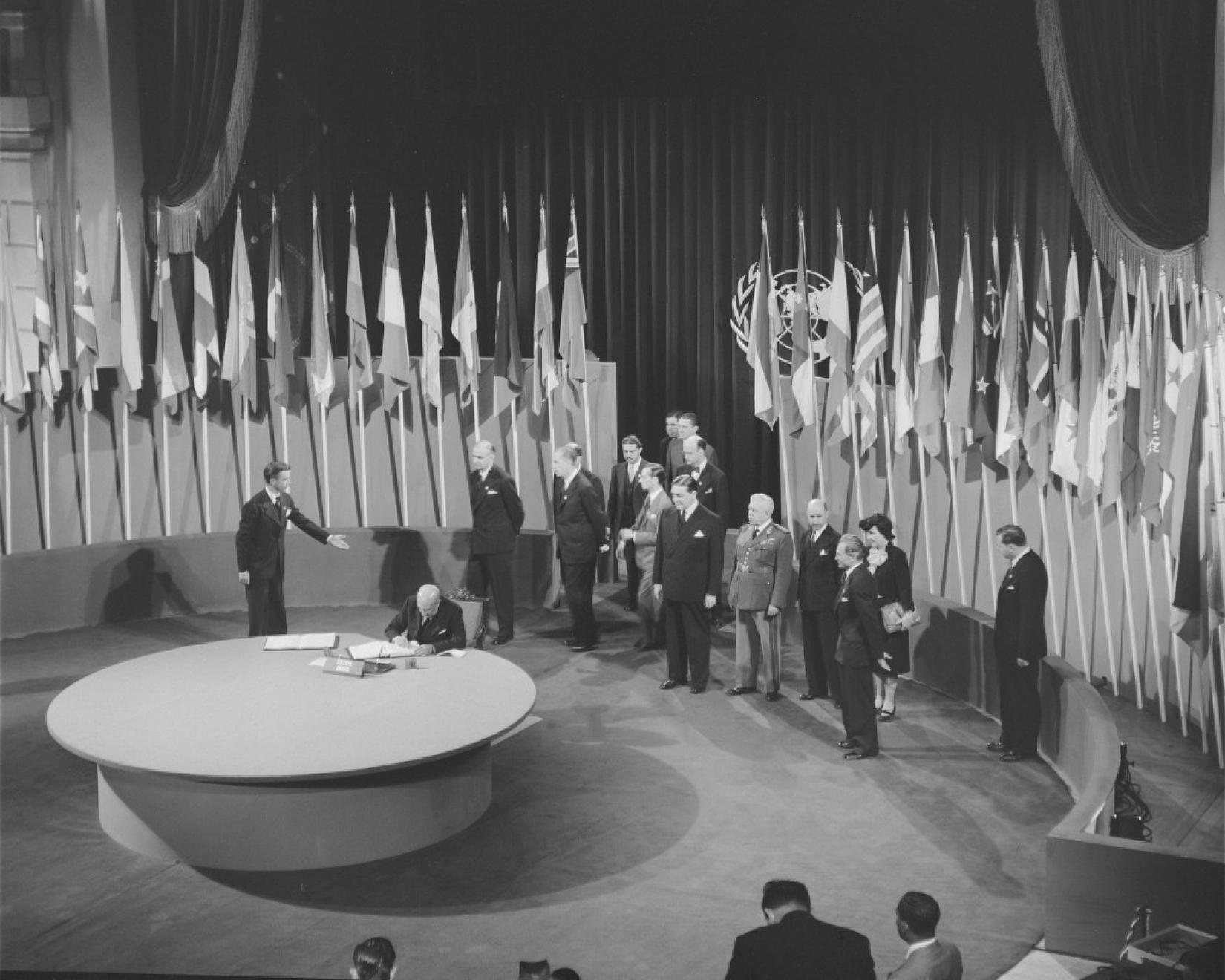 O Ministro das Relações Exteriores do Brasil, Pedro Leão Velloso, assina a Carta das Nações Unidas, na Conferência de São Francisco, que criou a Organização. 26 de junho de 1945. Foto: ONU/McLain