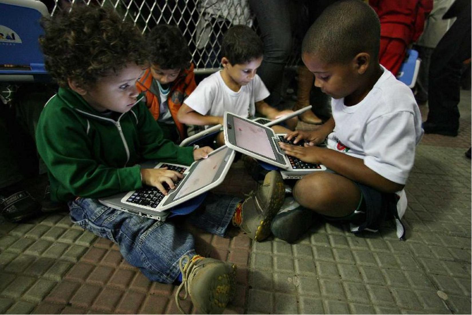 Na imagem, crianças contempladas pelo programa Um Computador por Aluno. Foto: Presidência da República/Ricardo Stuckert