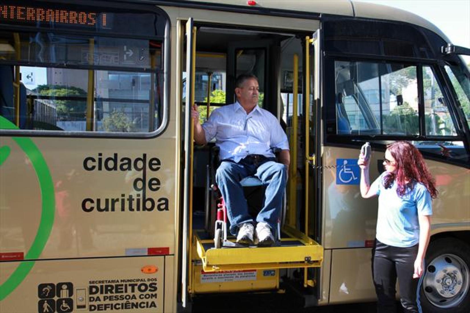 Curitiba possui ônibus adaptados para pessoas com deficiência motora. Foto: SMCS/ Cesar Brustolin