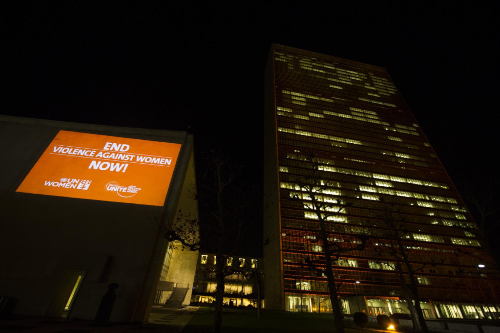 Sede da ONU iluminada para pedir o fim da violência contra as mulheres. Foto: ONU/Eskinder Debebe