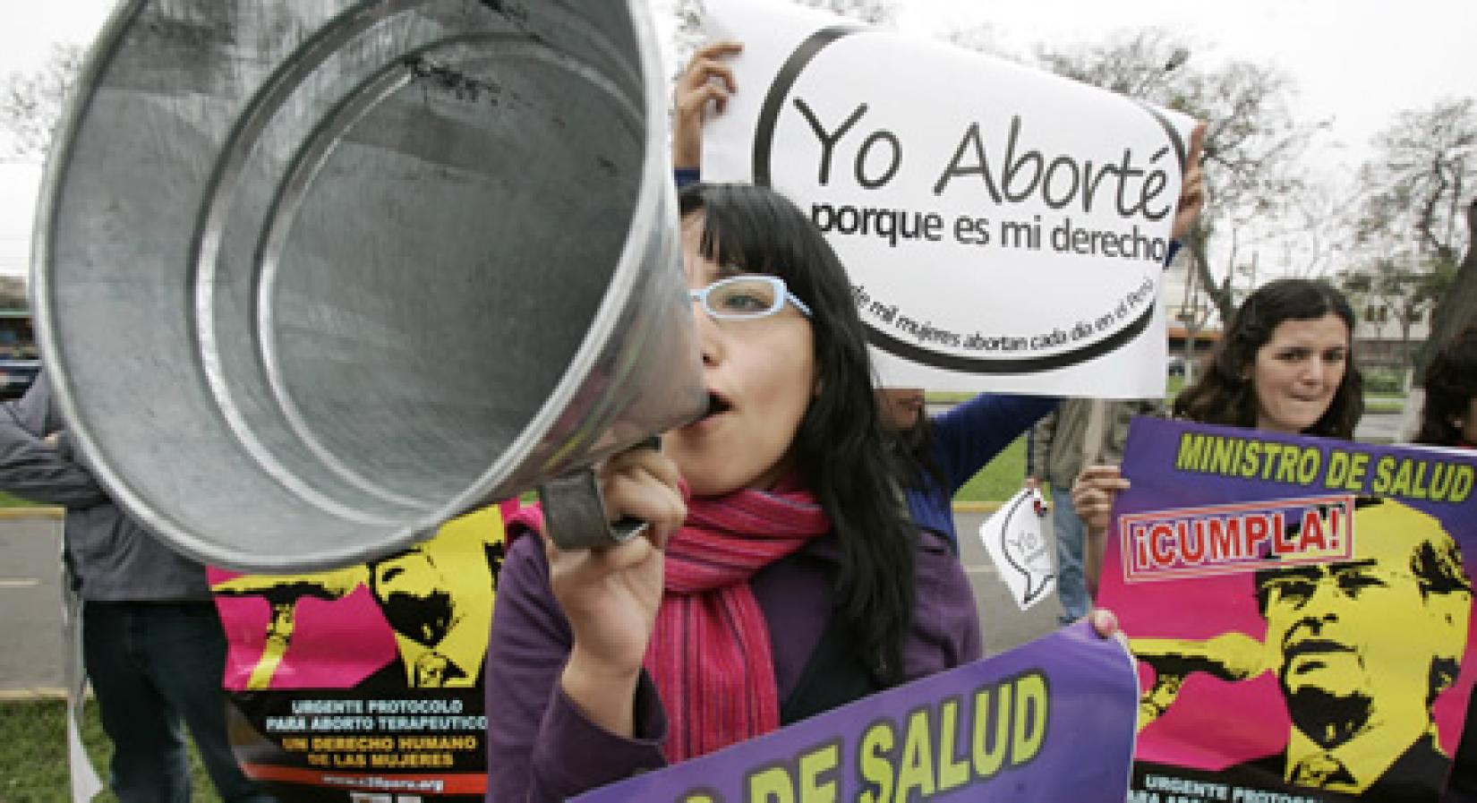 Em frente ao prédio do Ministério da Saúde, em Lima, mulheres protestam pela realização de abortos terapêuticos em hospitais. Foto: EPA / Paolo Aguilar