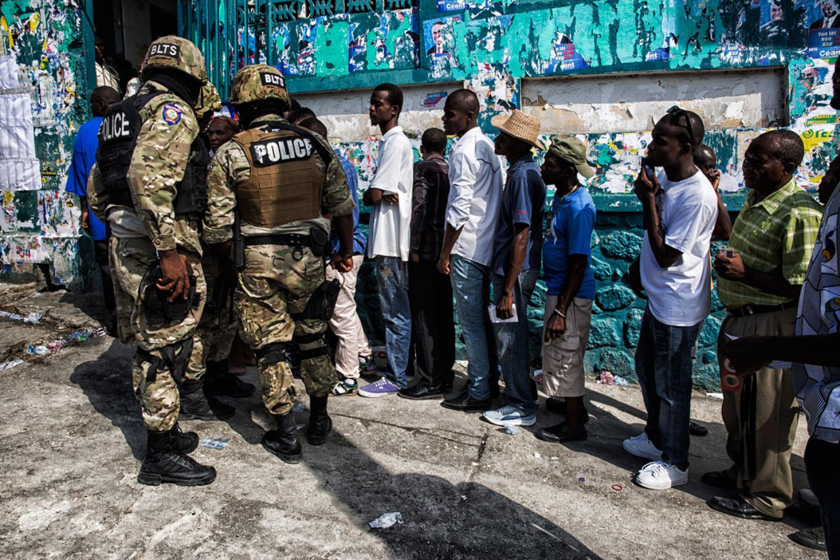 Haitianos votam no segundo turno das eleições legislativas e no primeiro turno para a eleição presidencial na capital do Haiti, Porto Príncipe, em 25 de outubro de 2015. Foto: ONU/MINUSTAH/Logan Abassi