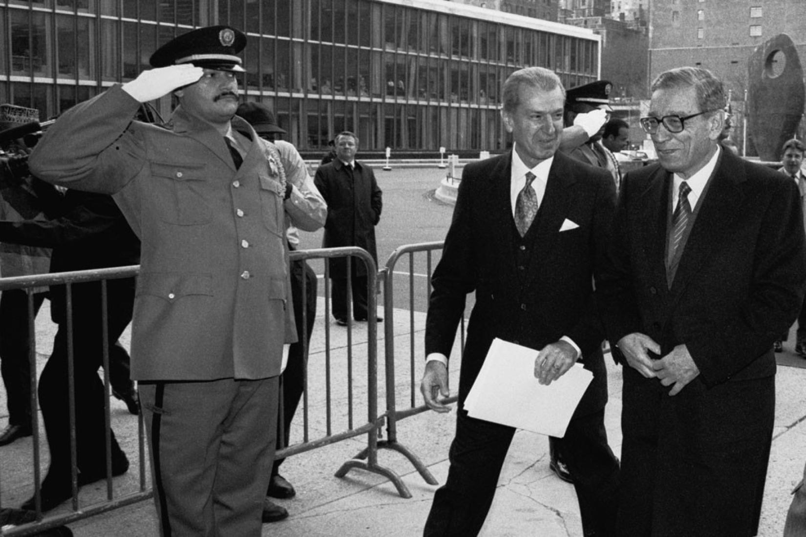 No dia 2 de janeiro de 1992, Boutros Boutros-Ghali (à direita), então secretário-geral das Nações Unidas, chega à entrada Secretariado para seu primeiro dia de trabalho na Organização. Aly Teymour, chefe do Protocolo, o acompanha. Foto: ONU/John Isaac