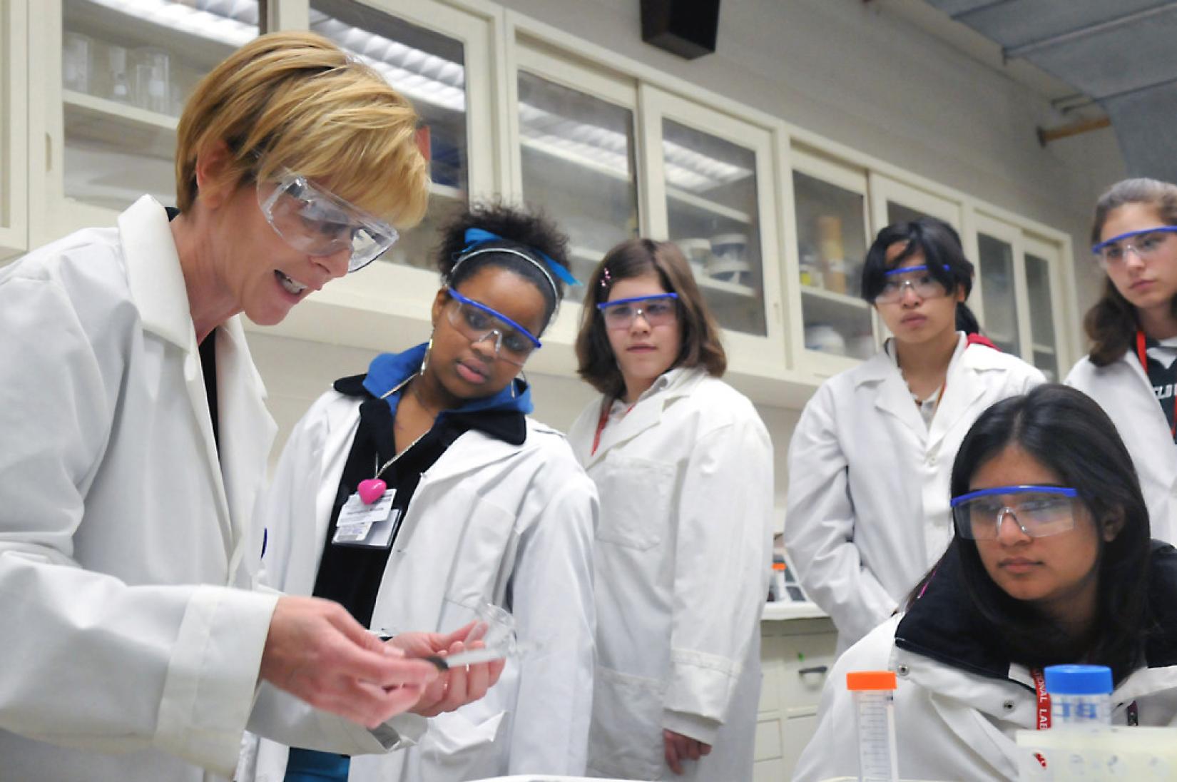 Participação de mulheres e meninas em atividades de pesquisa deve ser estimulada e promovida em todos os níveis, segundo a UNESCO. Foto: WikiCommons (CC) / Argonne National Laboratory / George Joch