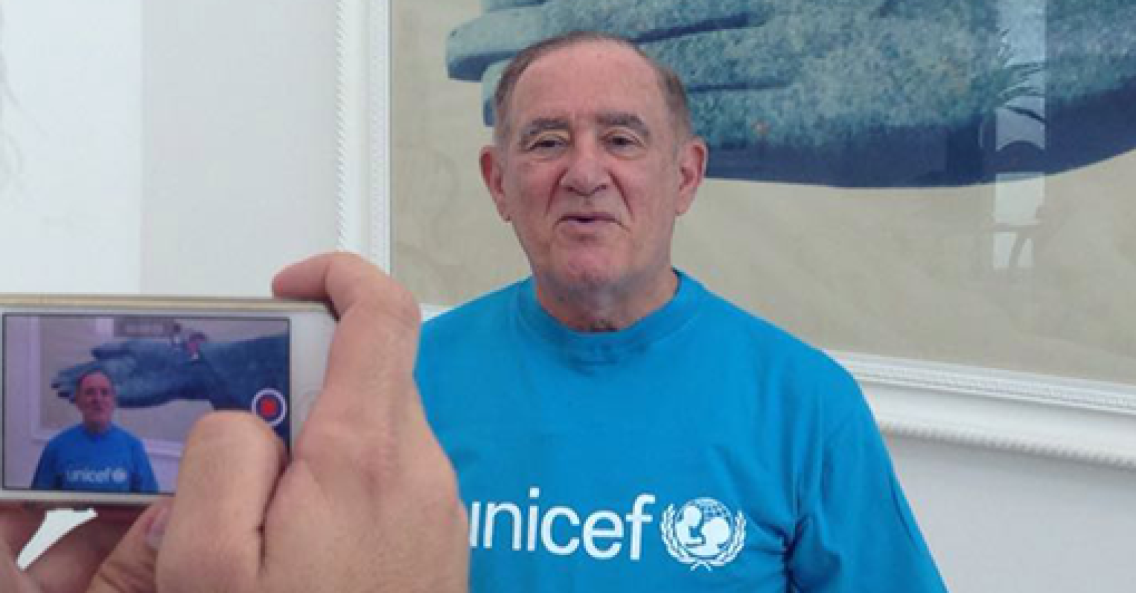 O embaixador da Boa Vontade do UNICEF, Renato Aragão, gravou mensagens para rádios locais convocando a população a tomar medidas de preocupação. Foto: UNICEF