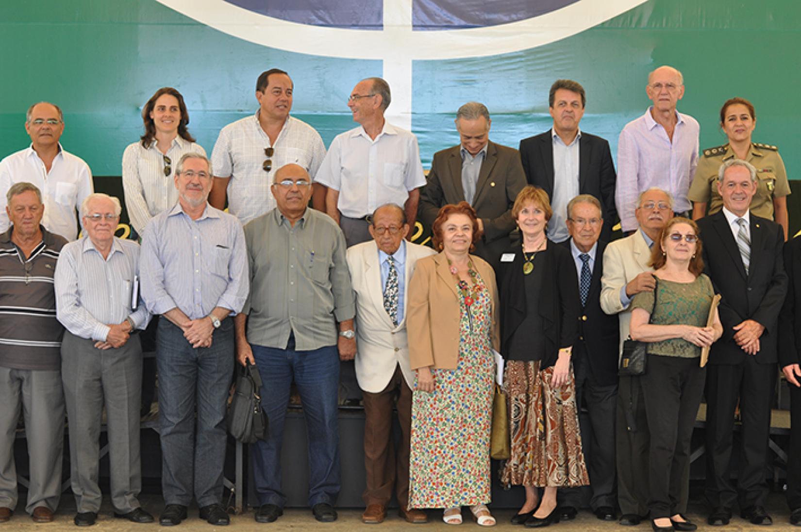 O professor Milton Thiago de Mello (ao centro, de terno branco) junto a colegas e amigos que participaram do congresso internacional na UnB, onde ele atualmente atua. Foto: OPAS/OMS