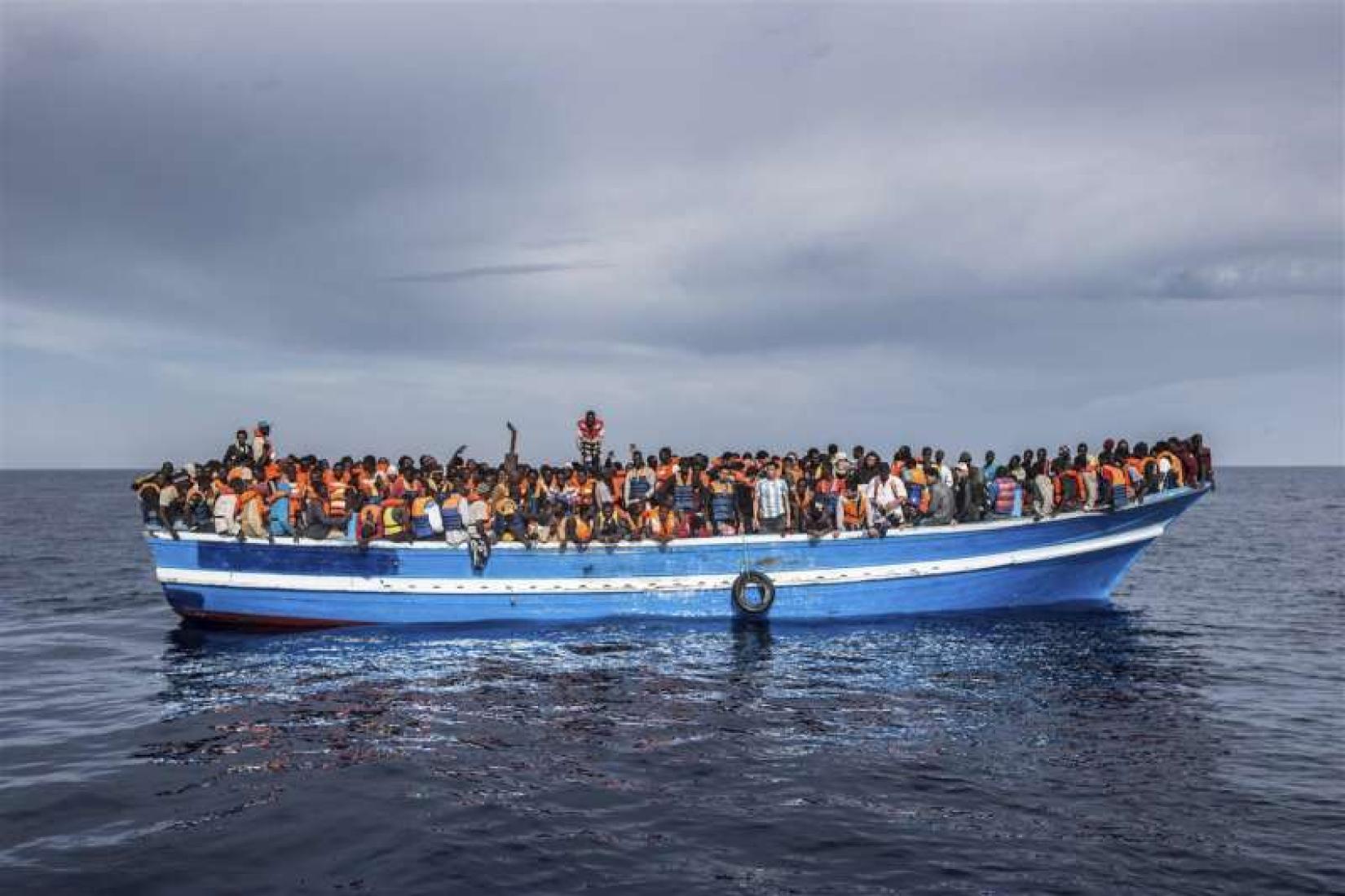 Barco que transportava refugiados e migrantes à deriva no mar Mediterrâneo pouco antes de ser resgatada pela Marinha italiana em 2014. Foto: Marinha italiana