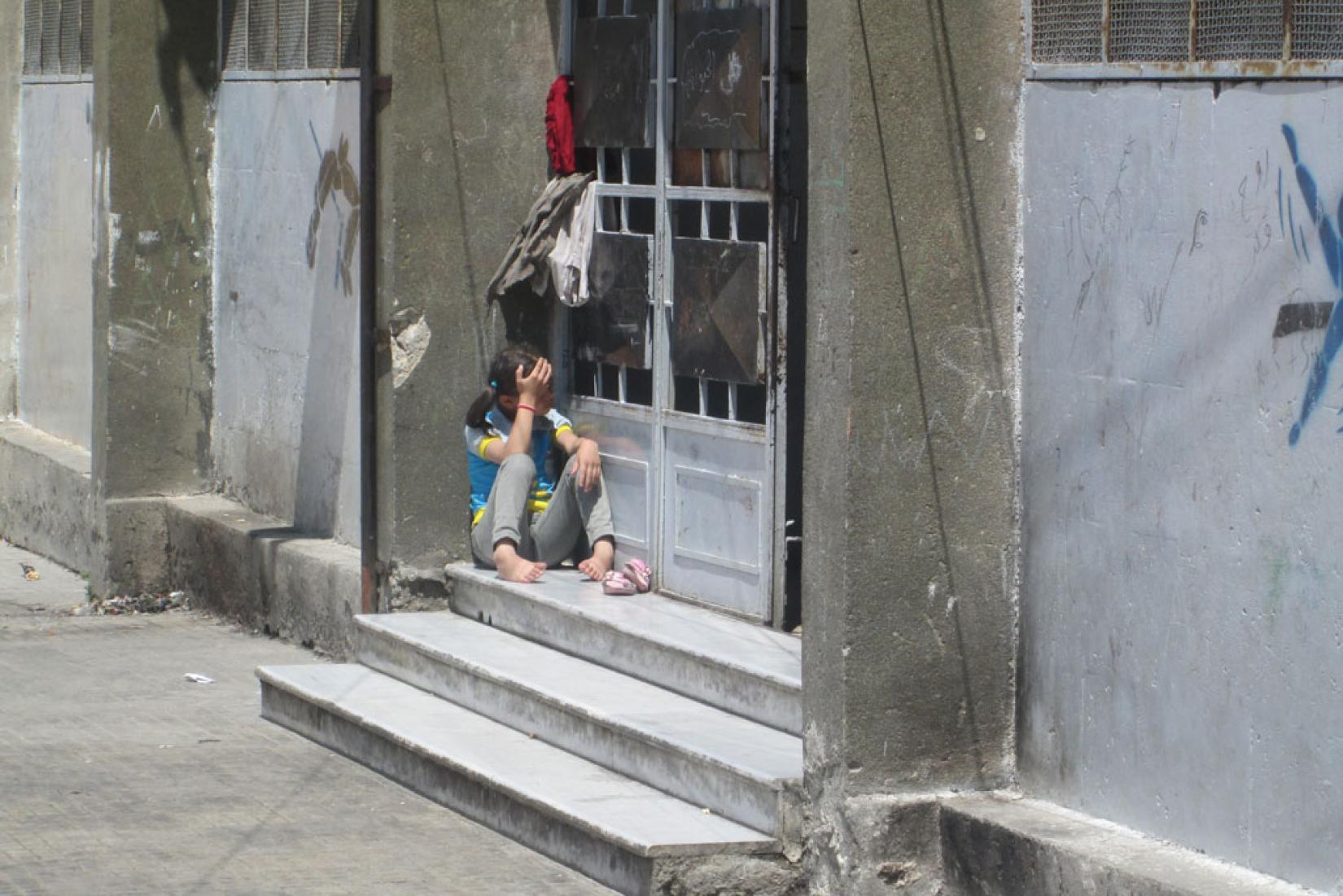 Menina deslocada pelo conflito em curso na Síria fora de um abrigo para deslocados na cidade de Alepo. Foto: UNICEF