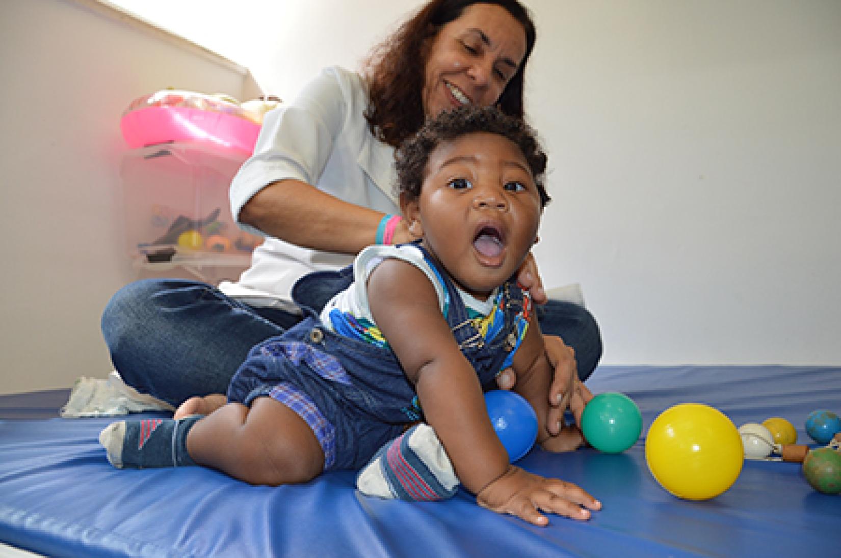 Atividades para estimular o desenvolvimento de crianças são oferecidas em instituto baiano. Foto: UNFPA Brasil / Tatiana Almeida