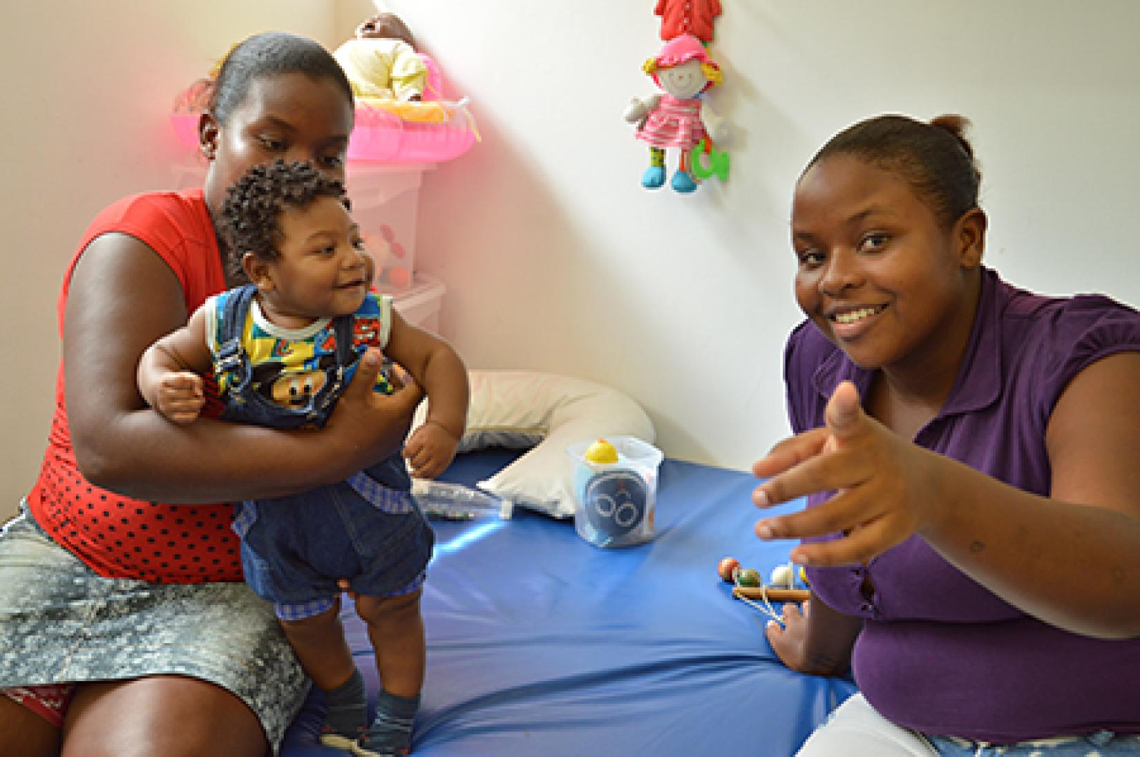 Mães e filhos recebem atendimento no IPERBA, na Bahia. Foto: UNFPA Brasil / Tatiana Almeida