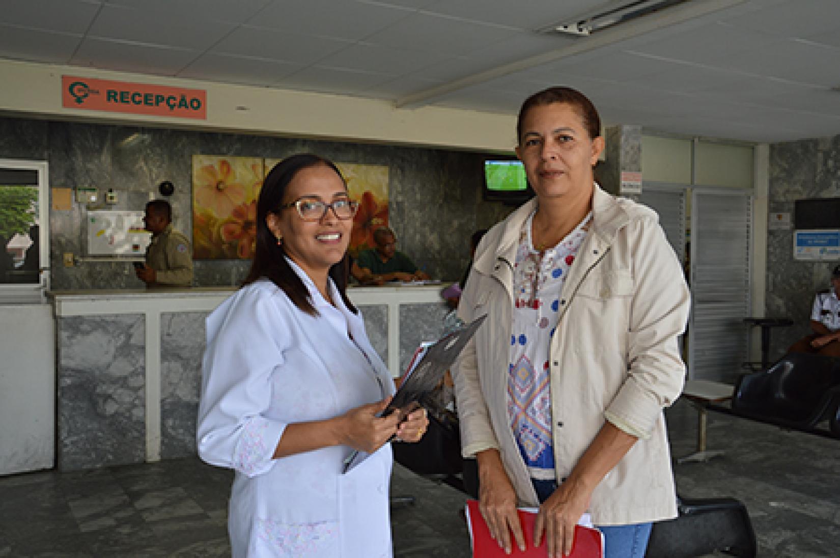 Assistentes sociais e profissionais da saúde levam aconselhamento para mães adolescentes que buscam atendimento no IPERBA. Foto: UNFPA Brasil / Tatiana Almeida
