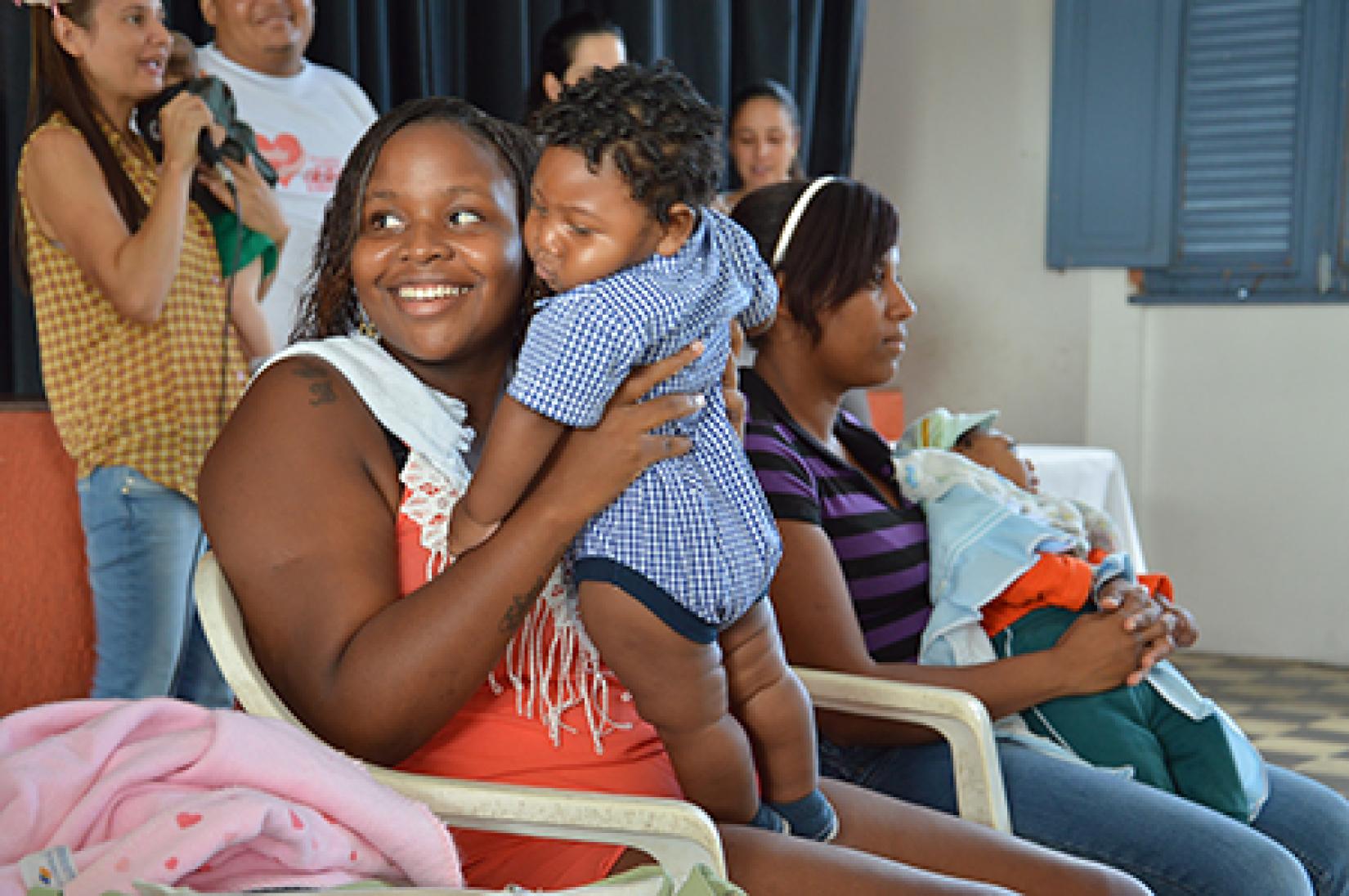 Crianças com microcefalia precisam de acompanhamento continuado e estímulos específicos para que seu desenvolvimento seja garantido. Foto: UNFPA Brasil / Tatiana Almeida