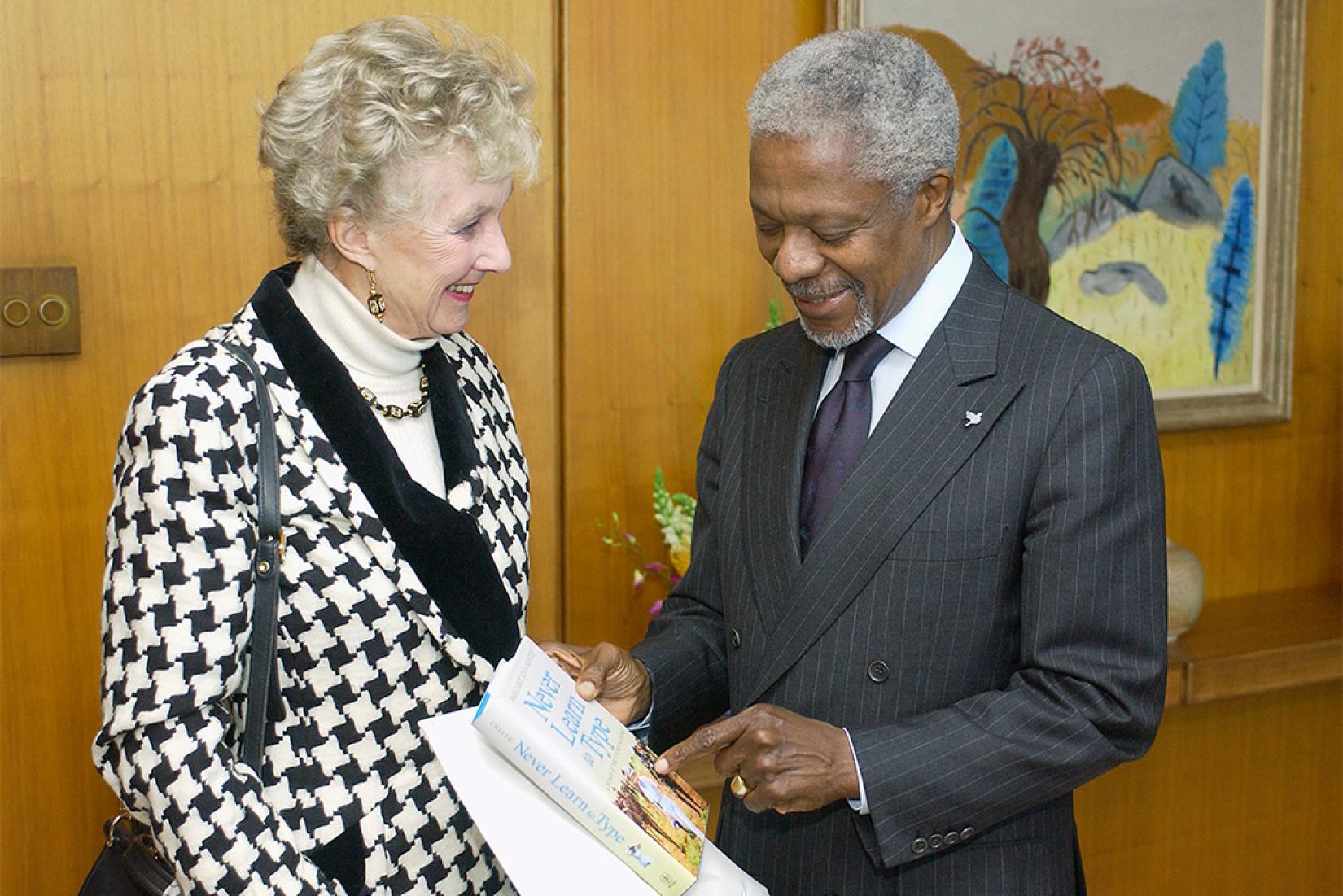 O então secretário-geral da Onu, Kofi Annan, se reúne com Margaret Anstee. Foto: ONU