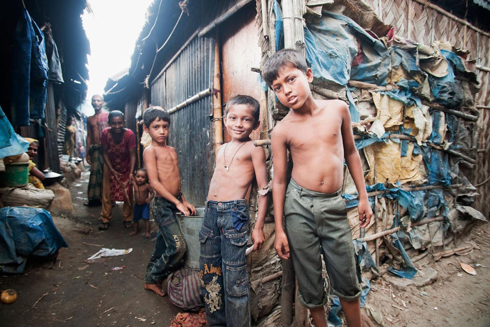 Crianças em uma favela de Dhaka, em Bangladesh. Foto: ONU / Kibae Park