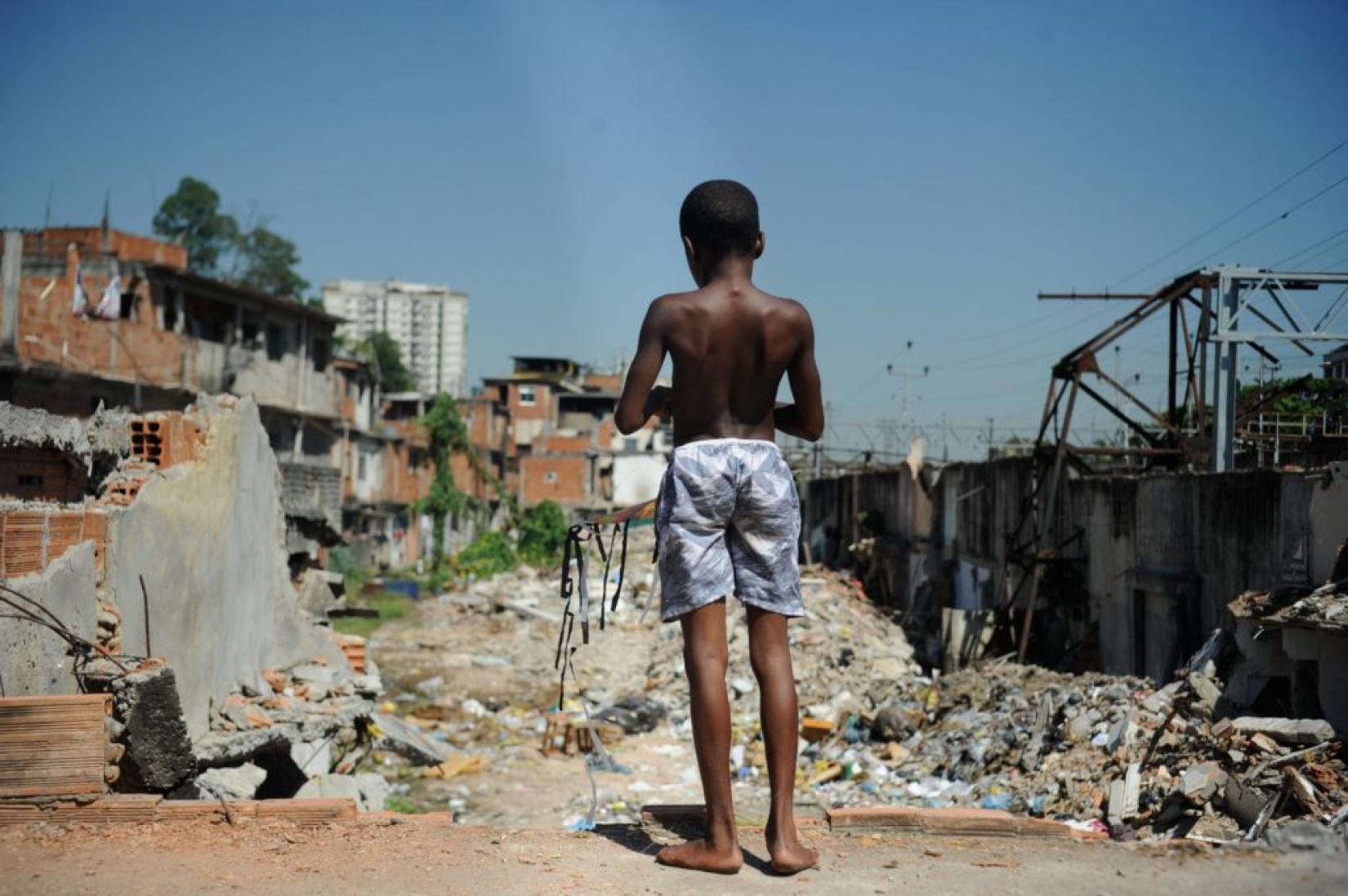 Menino em favela no Rio de Janeiro. Foto: EBC