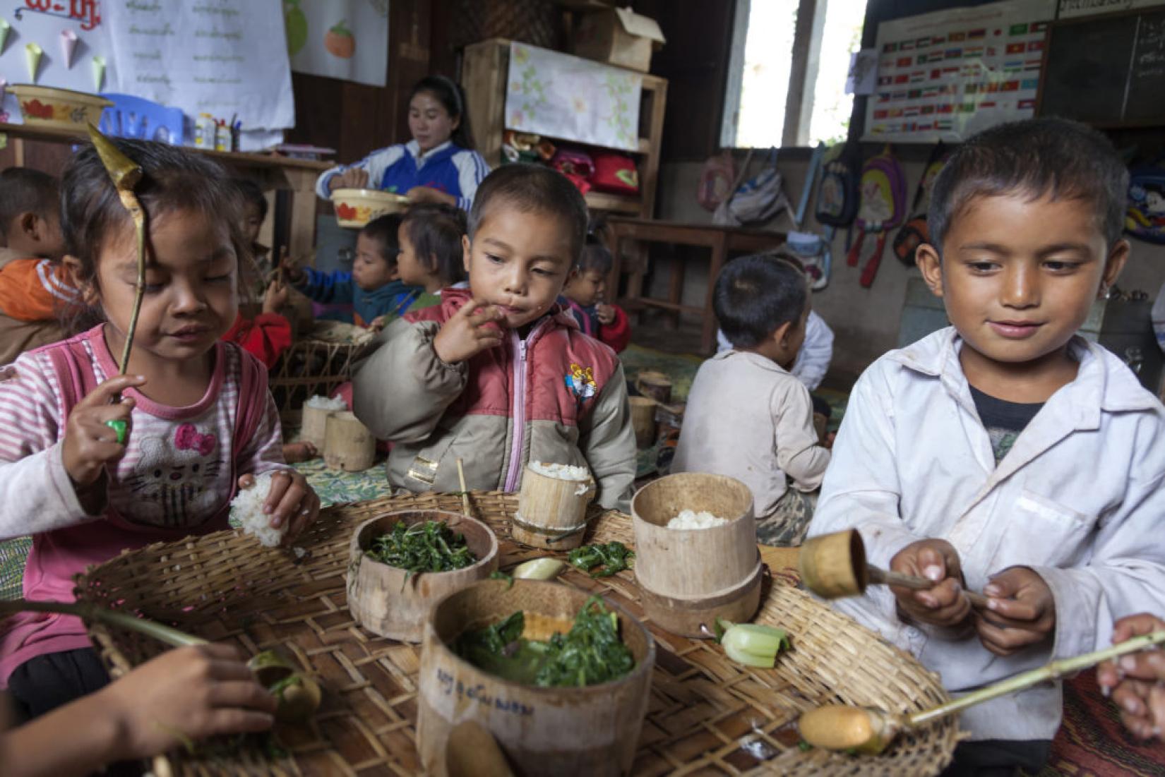 No Laos, voluntários de uma comunidade cozinham receitas tradicionais com ingredientes mais nutritivos para melhorar a alimentação das crianças. Foto: Banco Mundial / Bart Verweij