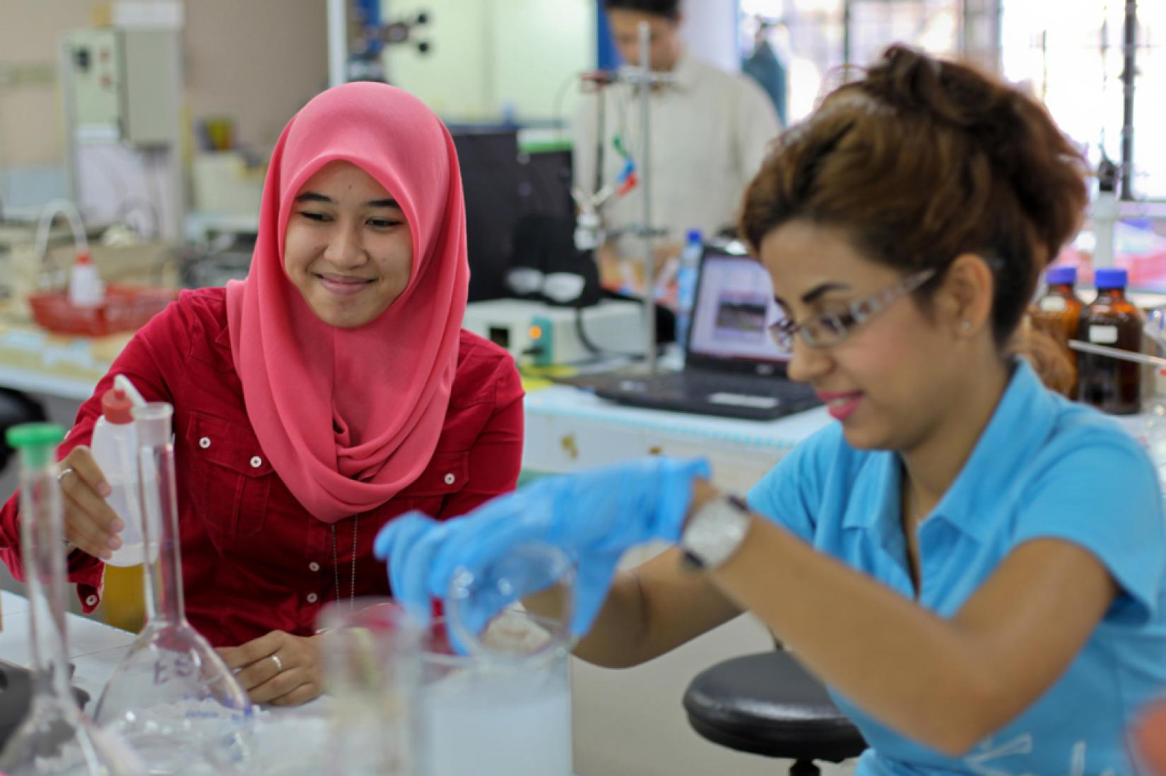 Estudantes conduzem experimento em universidade de Selangor, na Malásia. Foto: Banco Mundial/Nafise Motlaq