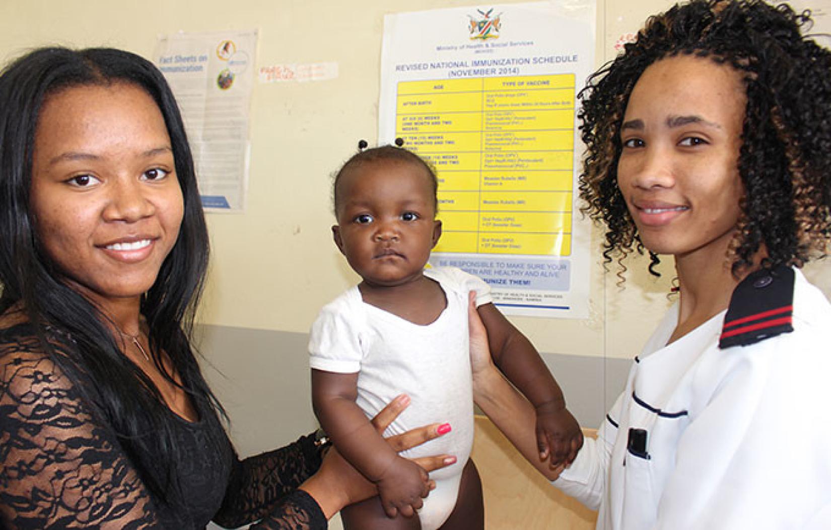 Mãe e filha em centro de saúde apoiado pelo UNFPA. Agência presta serviços de saúde reprodutiva, sexual, materna e neo-natal. Foto: UNFPA Namíbia/Emma Mbekele