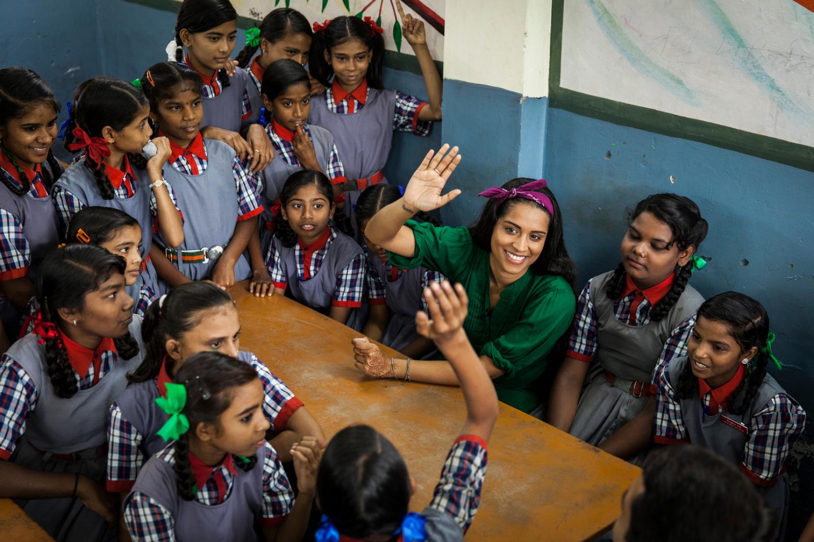 Lilly Singh em visita a uma escola no estado de Madhya Pradesh. Foto: UNICEF/Patrick Brown