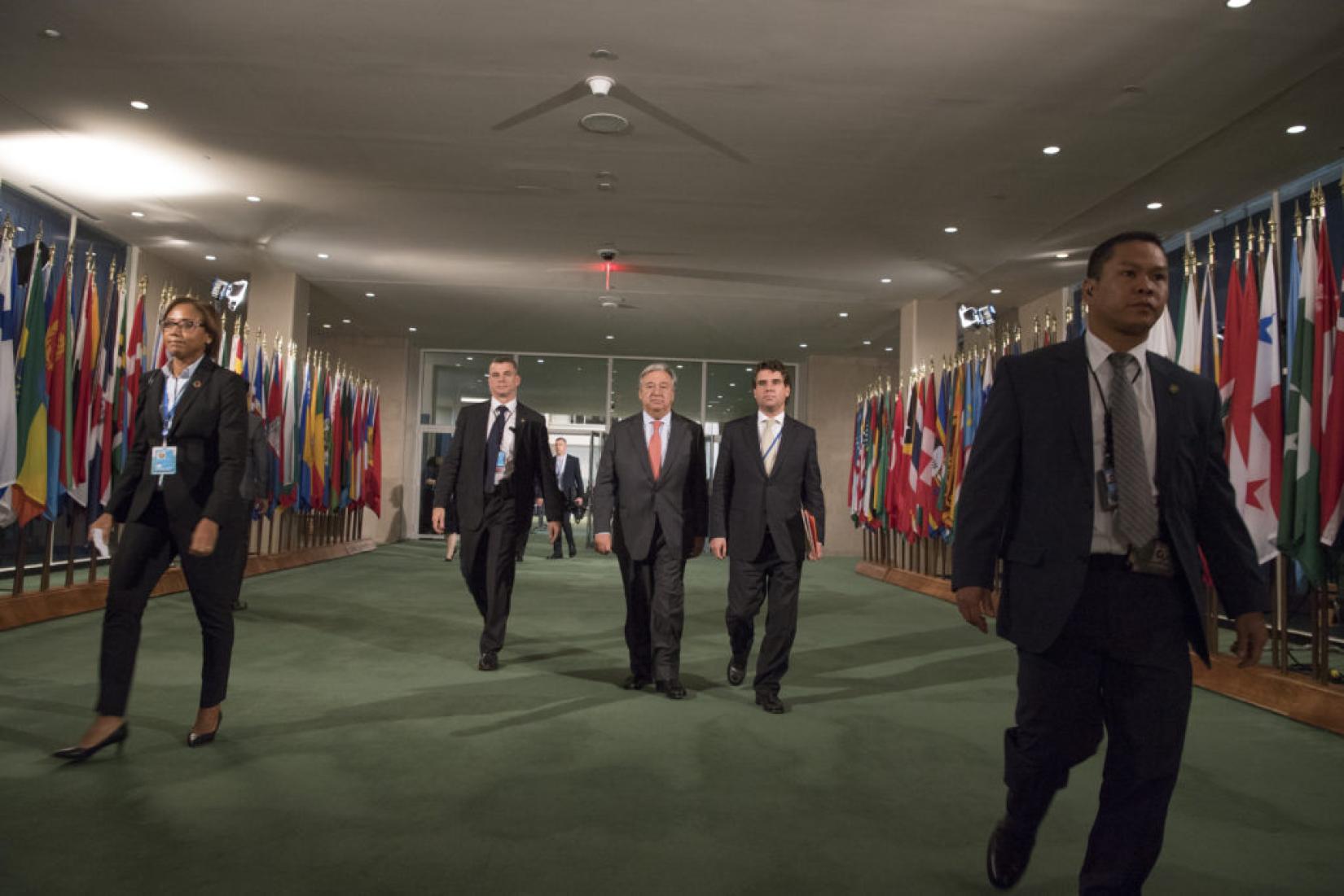 Secretário-geral da ONU, António Guterres (centro), chega para reunião durante semana de debates da Assembleia Geral. Foto: ONU