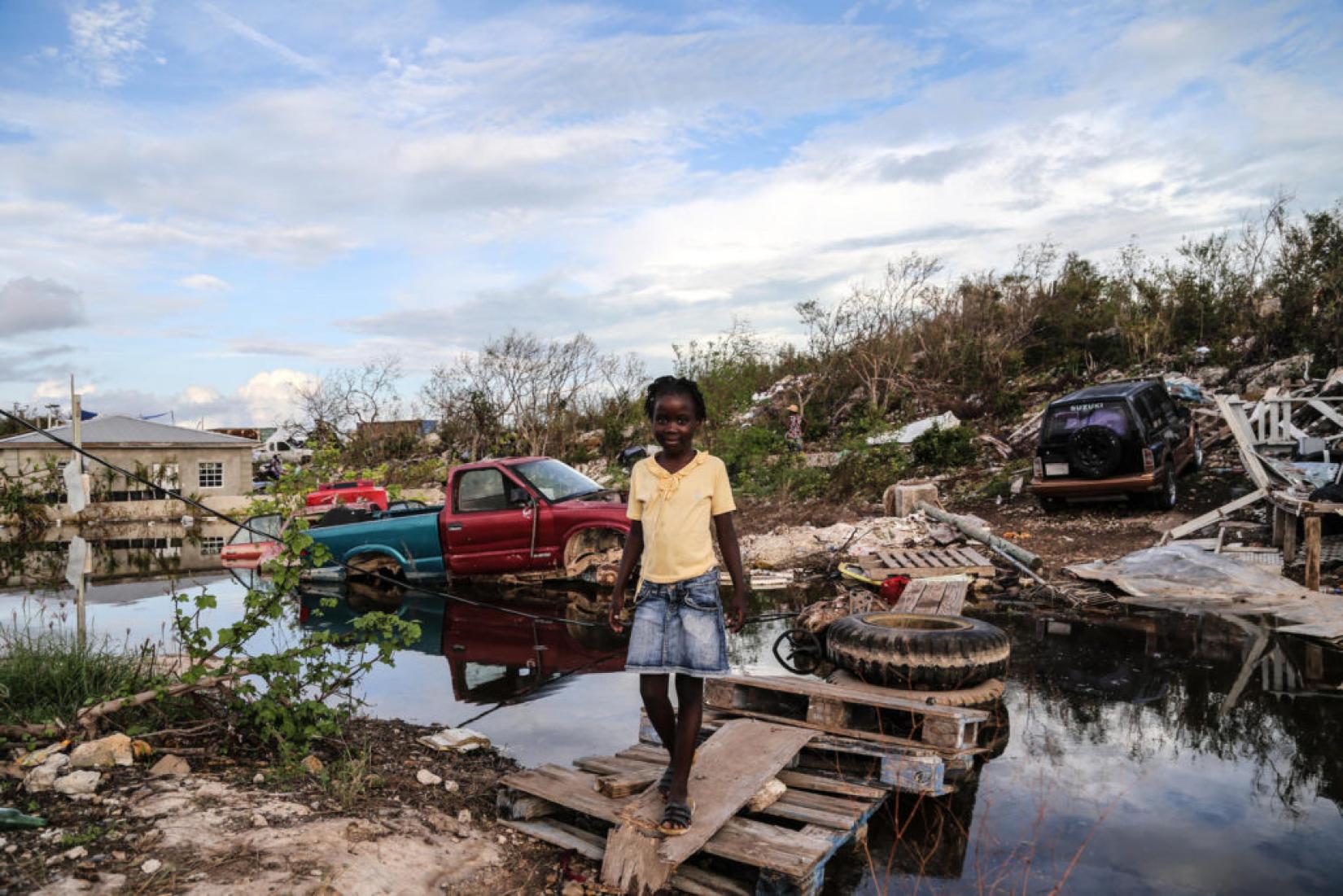 Anastasia Chairet, de sete anos, atravessa uma ponte improvisada após a passagem do furacão Irma pelas ilhas Turks e Cacos, no Caribe. Foto: UNICEF/Manuel Moreno Gonzalez