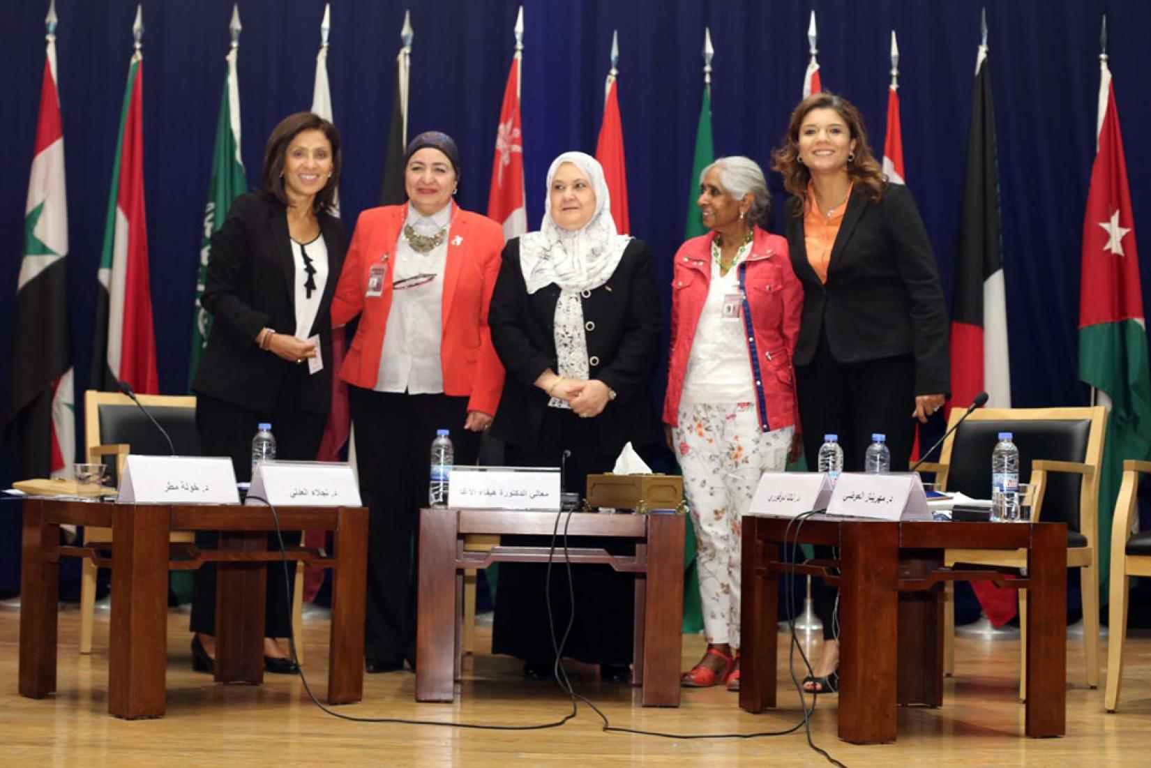 Da esquerda para a direita: Khawla Mattar (ESCWA), Naglaa Al-Adly (do Conselho Nacional de Mulheres do Egito), ministra Haifa Agha (Ministério Palestino para as Mulheres), Nata Duvvury (da Universidade Nacional da Irlanda), Mehrinaz Elawady (do Centro de Mulheres da ESCWA). Foto: ESCWA/Daniela Abraham