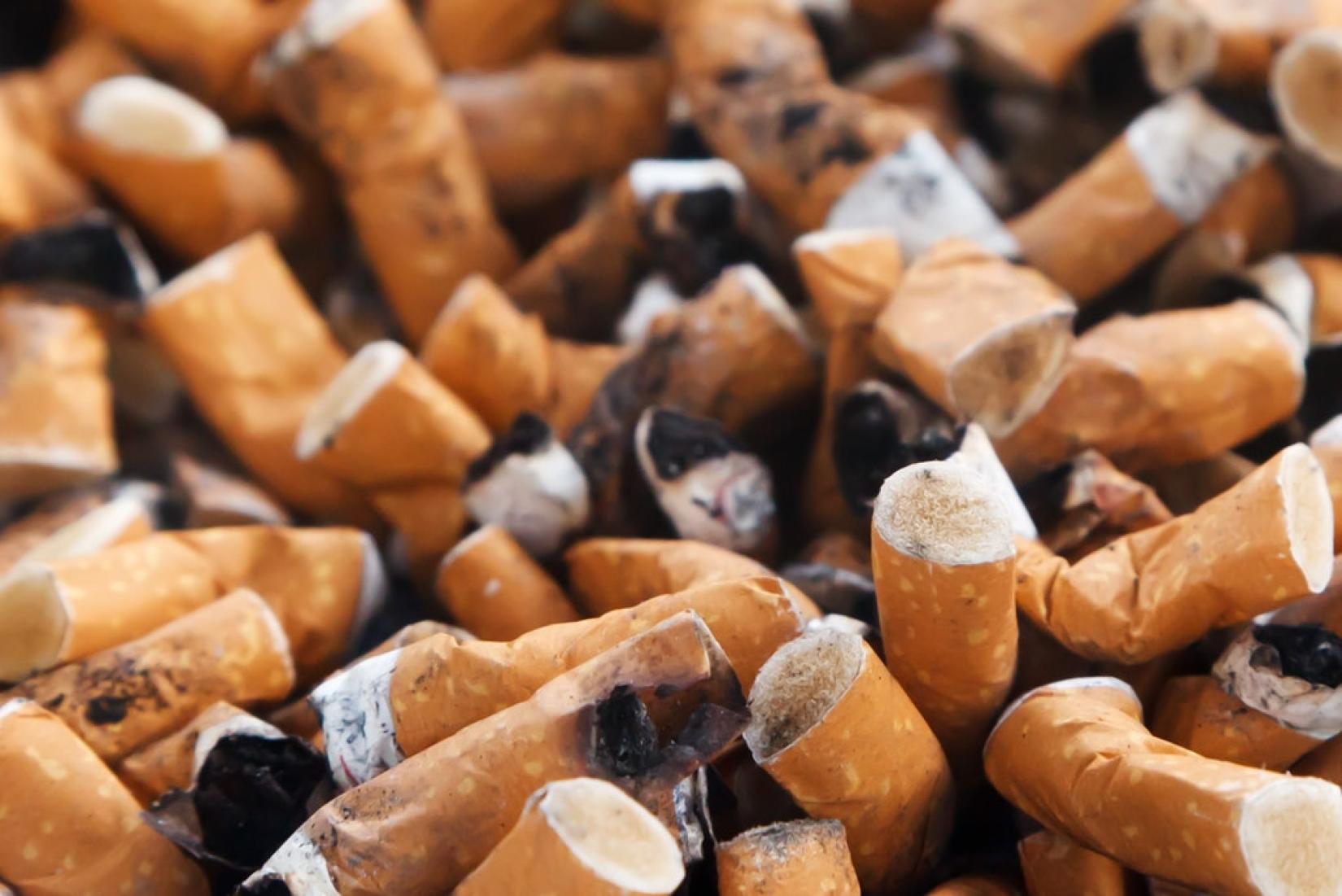 Filtros de cigarro liberam substâncias químicas danosas nos oceanos quando descartados sem cuidado. Foto: PEXELS