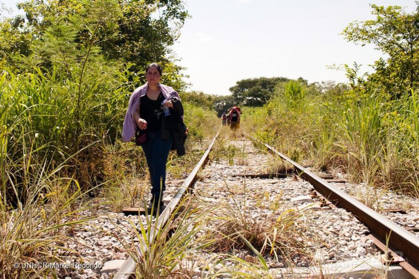 Mulher foge da violência em El Salvador por meio de trilhos de trem em Chiapas, no México. Foto: ONU