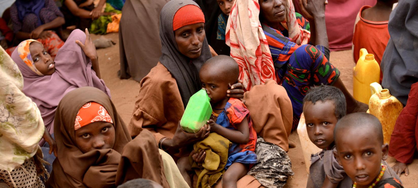 Esta jovem mãe andou 20 dias de Diinsoor, na Somália, com seus sete filhos para o campo de refugiados de Hagadera, em Dadaab, no Quênia. Depois que o gado de seu marido morreu por causa da seca na Somália, ela foi para Dadaab devido à fome. Foto: OCHA/Meridith Kohut