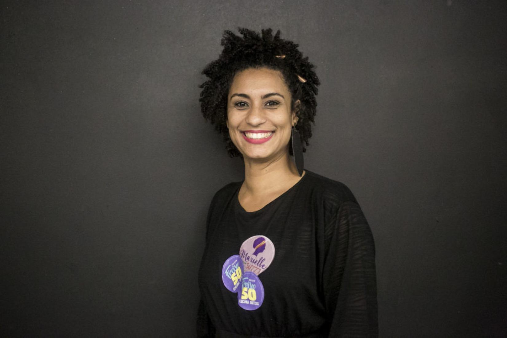 Negra, mãe e socióloga, Marielle Franco (PSOL) atuava desde 2000 dentro das instituições da Maré, complexo de favelas do Rio de Janeiro, trabalhando com cultura e educação. Suas propostas abordavam questões de gênero, raça e cidade. Foto: Mídia Ninja (CC)