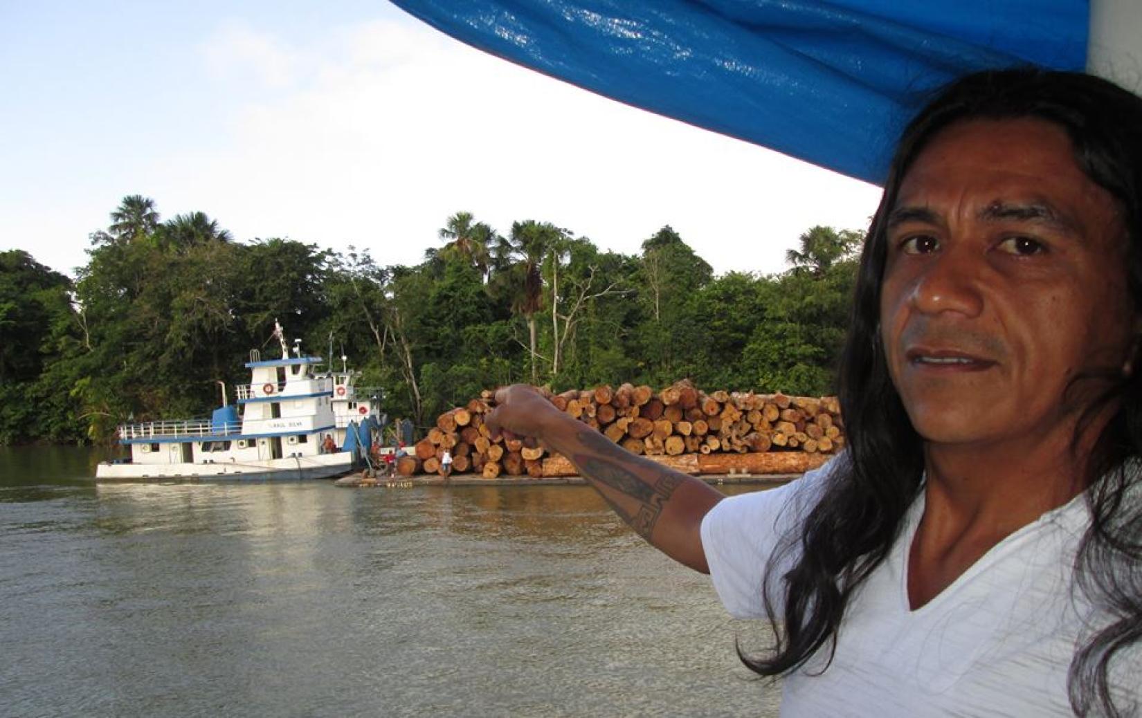 Edson denuncia exploração ilegal de madeira no rio Amazonas, na região de Breves, no Pará. Foto: Arquivo pessoal