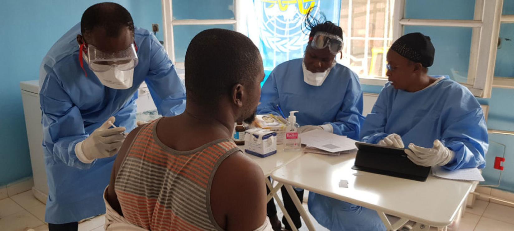 Médico vacina profissional de saúde na cidade de Mbandaka, em junho deste ano. Foto: OMS/Lindsay Mackenzie