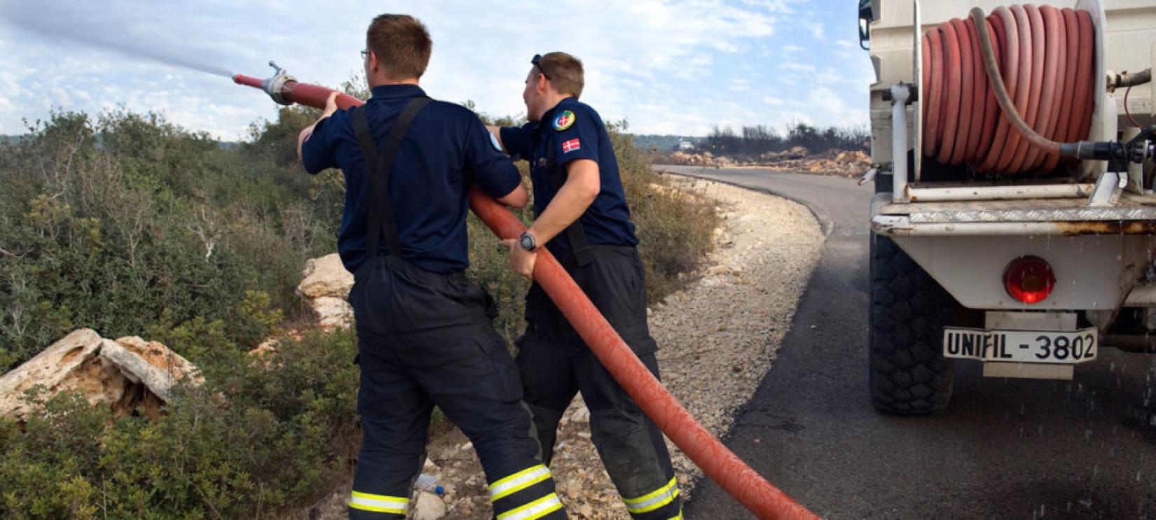 Bombeiros dinamarqueses trabalham com a Força Interina das Nações Unidas no Líbano (UNIFIL) para combater incêndio no Líbano. Foto: ONU/Pasqual Gorriz