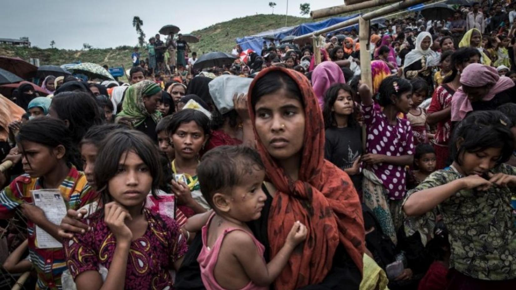 No campo de refugiados de Kutupalong, em Bangladesh, Hamida, de 22 anos e seu filho Mohammed, de 1 ano, esperam para receber ajuda alimentar junto com centenas de outros refugiados rohingya. Foto: ACNUR/Andrew McConnell