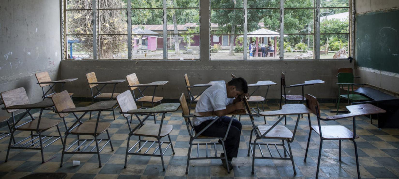 Em Villanueva, Honduras, o jovem de 16 anos, Darwin, lembra de seu colega Henry, que se suicidou em setembro de 2016. De acordo com um professor, os dois amigos sofriam bullying. Foto: UNICEF/Adriana Zehbrauskas