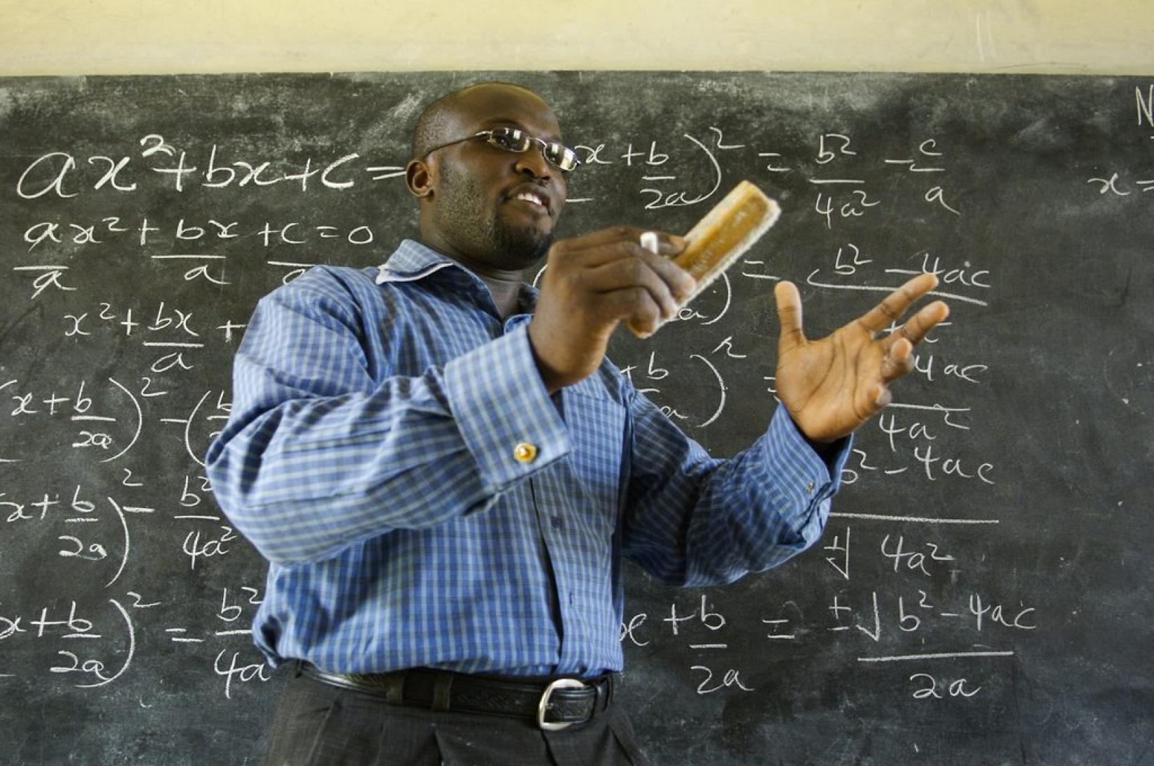 Professora dá aula de matemática em Cabo Corso, em Gana, na escola frequentada pelo ex-secretário-geral da ONU, Kofi Annan. Foto: Banco Mundial/Jonathan Ernst