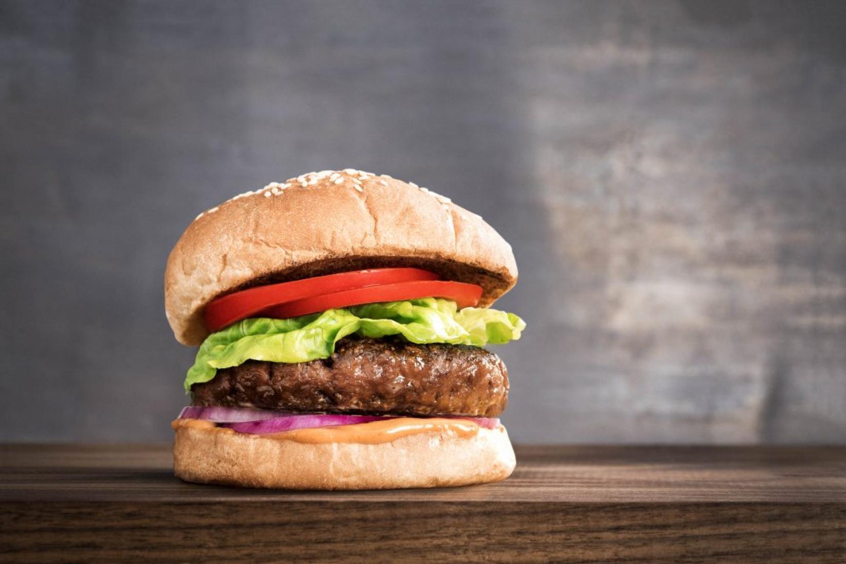 Parece um hambúrguer bovino, mas não é. O prato foi feito com a carne de origem vegetal fabricada pela Beyond Meat. Foto: Beyond Meat