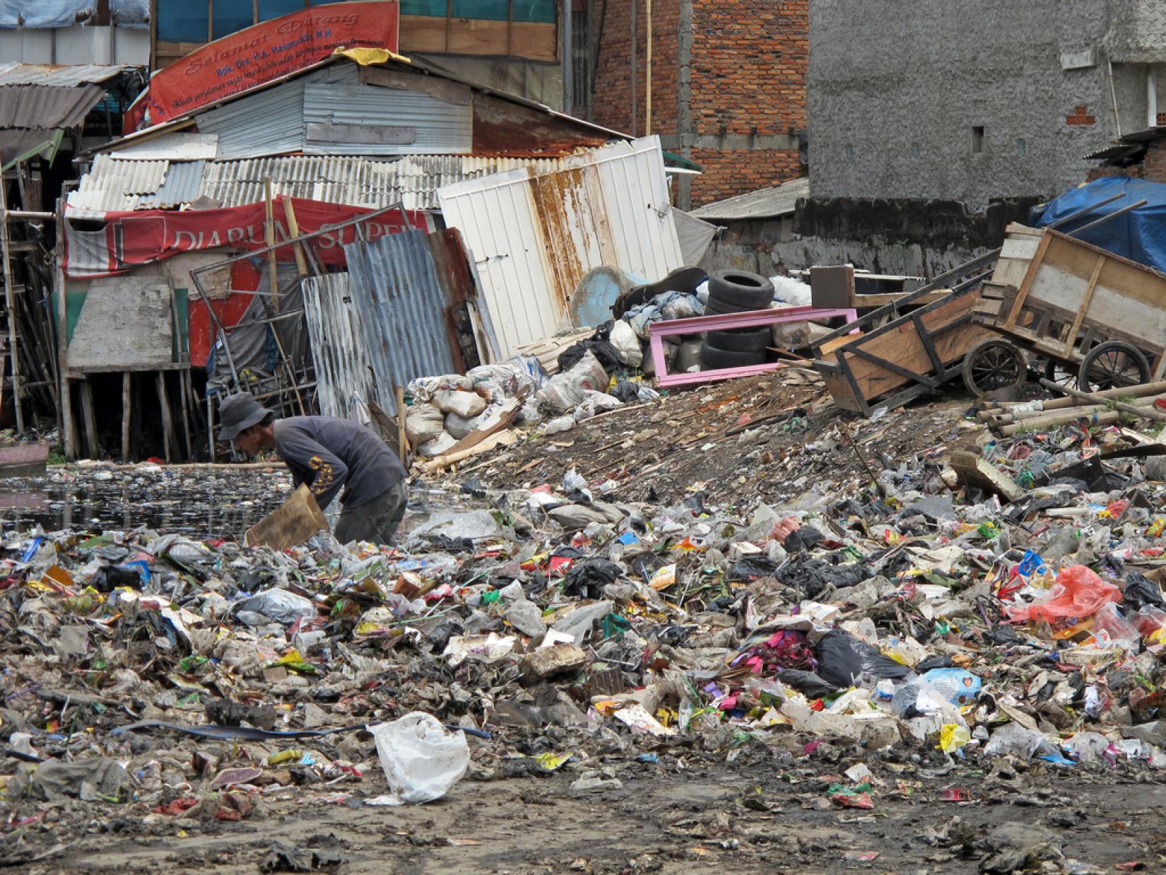 Homem revira lixo em Jacarta, na Indonésia. Foto: Banco Mundial