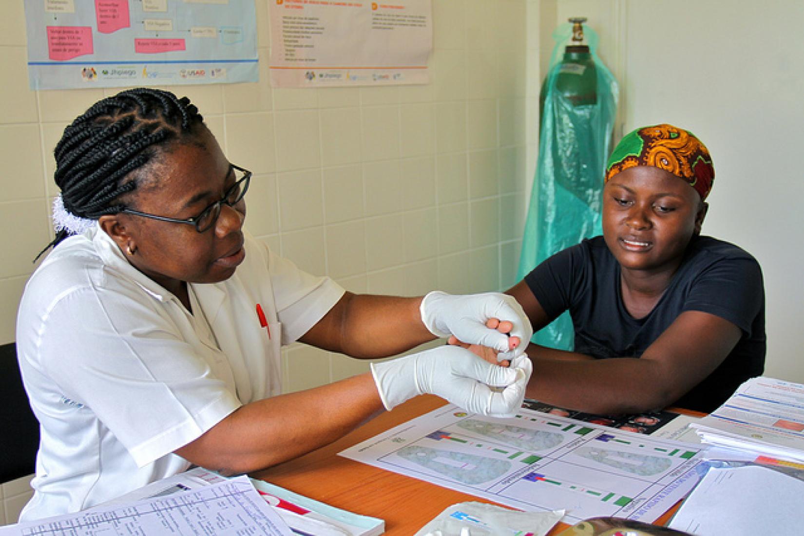 Testagem de HIV em Moçambique. Foto: PEPFAR/Sarah Day Smith