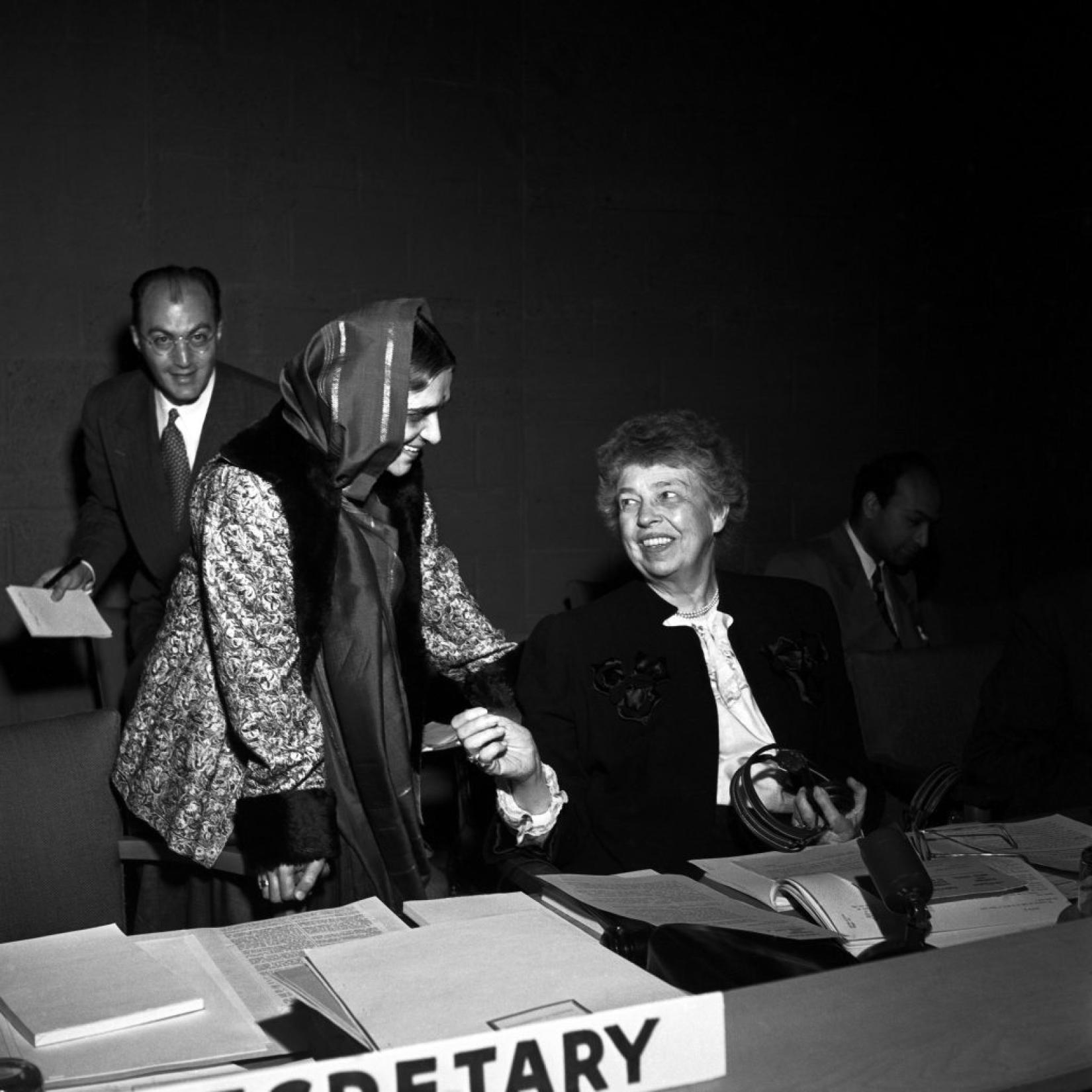 Chefe da Comissão para os Direitos Humanos, Eleanor Roosevelt (direita), com Hansa Mehta, representante da Índia, em 1º de junho de 1949. Foto: ONU/Marvin Bolotsky