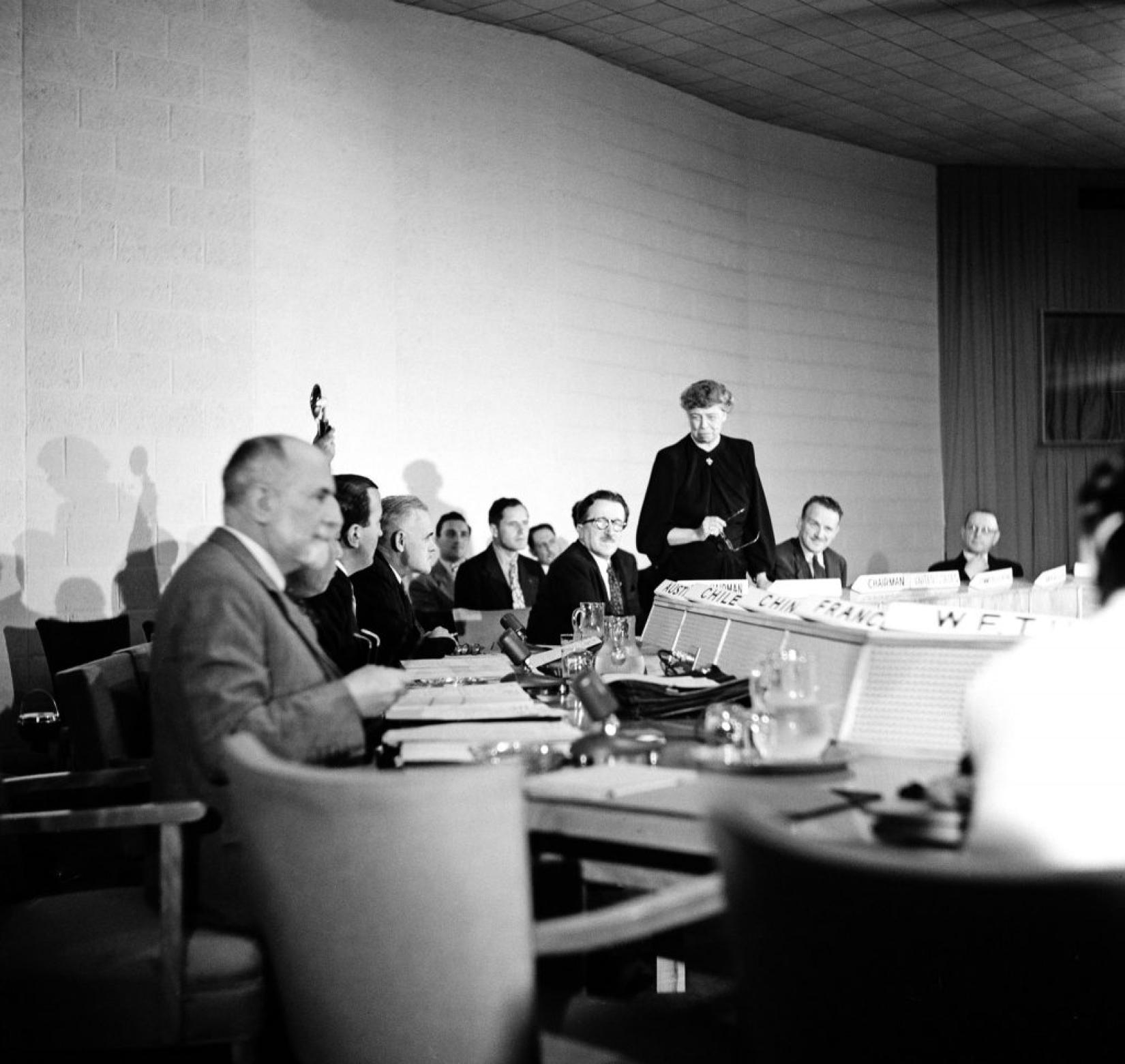 Comitê encarregado de elaborar o rascunho da Declaração Universal dos Direitos Humanos. De pé, a presidente da delegação norte-americana, Eleanor D. Roosevelt, faz discurso de abertura da sessão, em junho de 1947, na sede provisória da ONU em Lake Success, Nova York. Foto: ONU