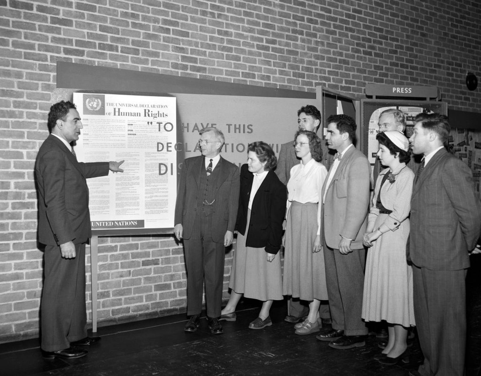 Estudantes de Teologia de Hartford (Connecticut) visitam Charles Malik, então relator da Comissão da ONU para os Direitos Humanos, na sede provisória das Nações Unidas em Lake Success, Nova York, em abril de 1950. Foto: ONU